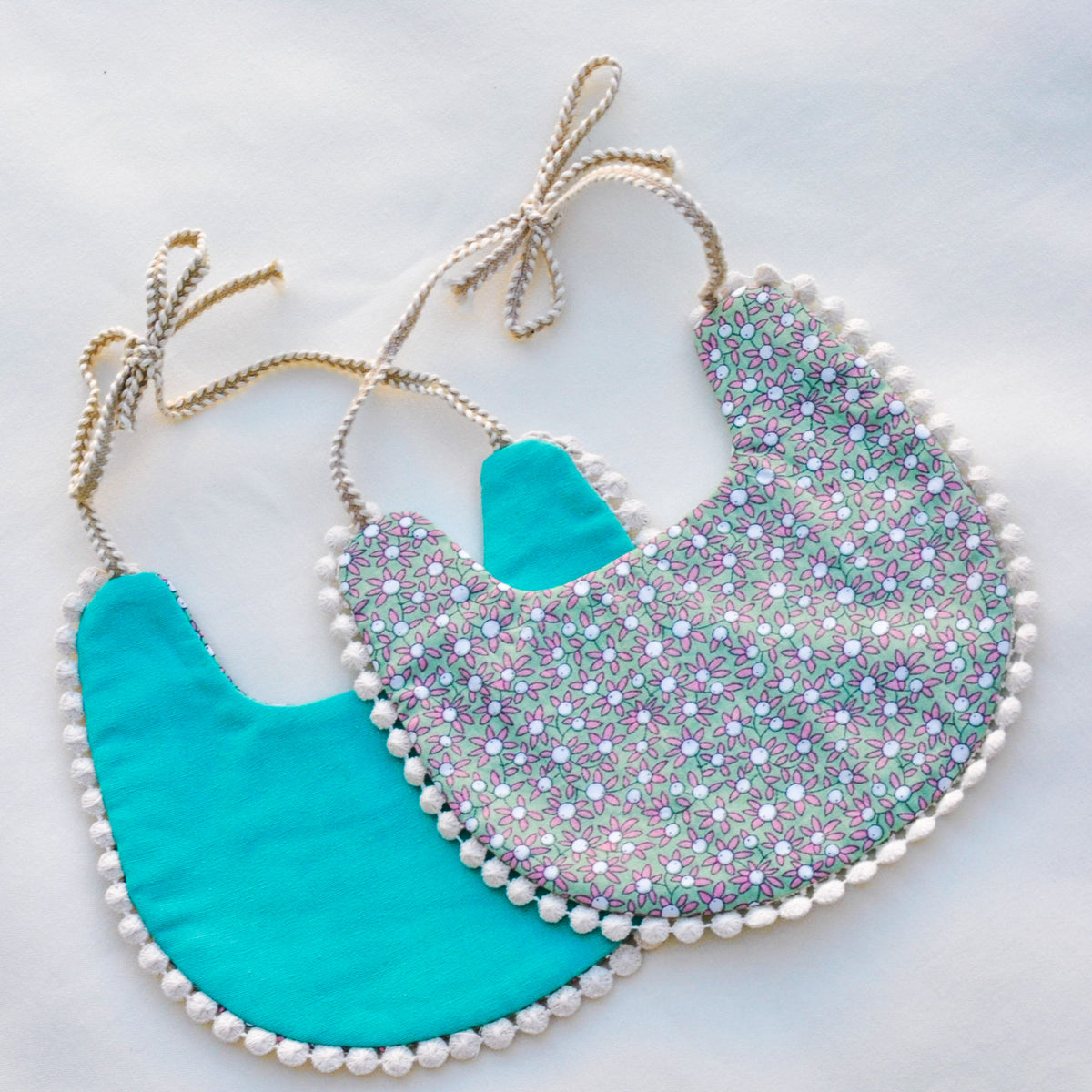 BABERO FLORECITAS Y AZUL AQUA - Tily Babyshop