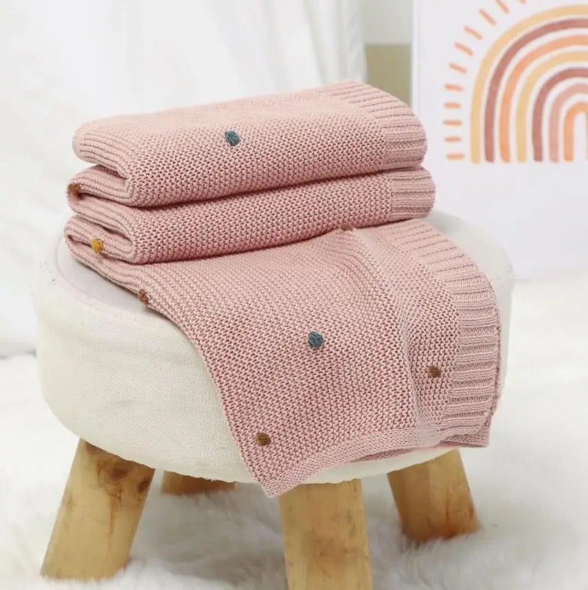 COBIJA TEJIDA ROSA CON PUNTOS