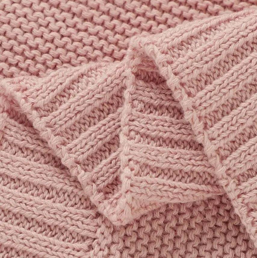 COBIJA TEJIDA ROSA CON PUNTOS