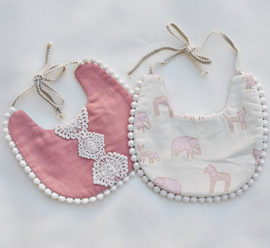 BABERO ROSA ENCAJE Y ANIMALITOS - Tily Babyshop