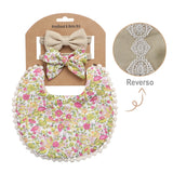 KIT MOÑOS Y BABERO FLORECITAS ROSAS CON HOJAS Y ENCAJE COLOR PIEL