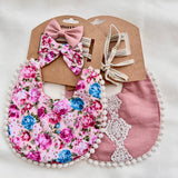 KIT MOÑOS Y BABERO ROSA Y FLORES AZUL, ROSAS Y ROJAS Y ENCAJE ROSA