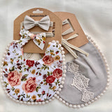 KIT MOÑOS Y BABERO FLORES Y GRIS CLARO CON ENCAJE