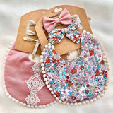KIT MOÑOS Y BABERO FLORES AZUL, ROSAS Y ROJAS Y ENCAJE ROSA