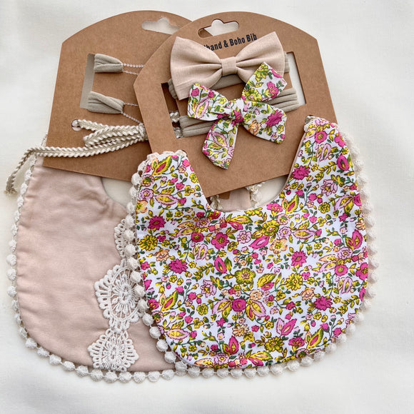 KIT MOÑOS Y BABERO FLORECITAS ROSAS CON HOJAS Y ENCAJE COLOR PIEL