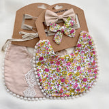 KIT MOÑOS Y BABERO FLORECITAS ROSAS CON HOJAS Y ENCAJE COLOR PIEL