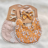 KIT MOÑOS Y BABERO AMARILLO CON FLORECITAS Y ENCAJE COLOR PIEL
